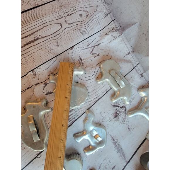 Group Of 12 Vintage Cookie Cutters Aluminum Metal Crafting Cutters - Picture 8 of 8